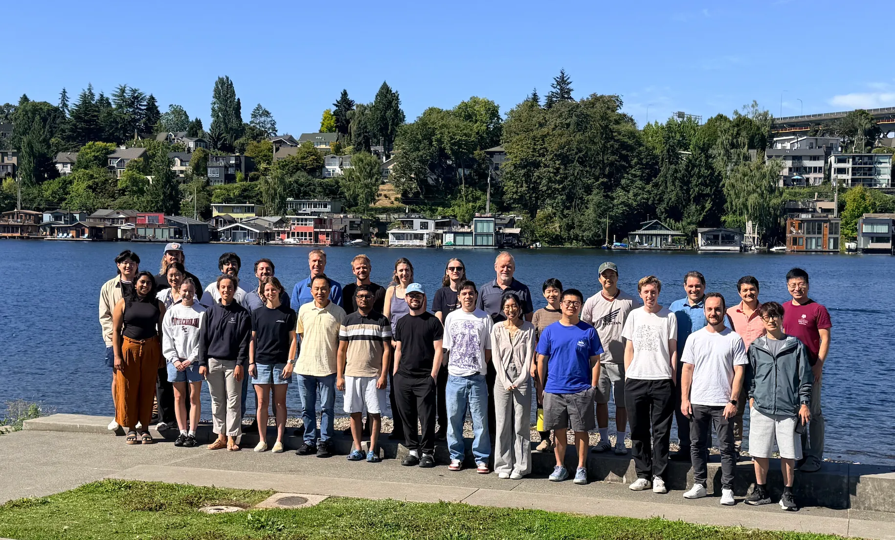 Group photo of the second week with new participants.